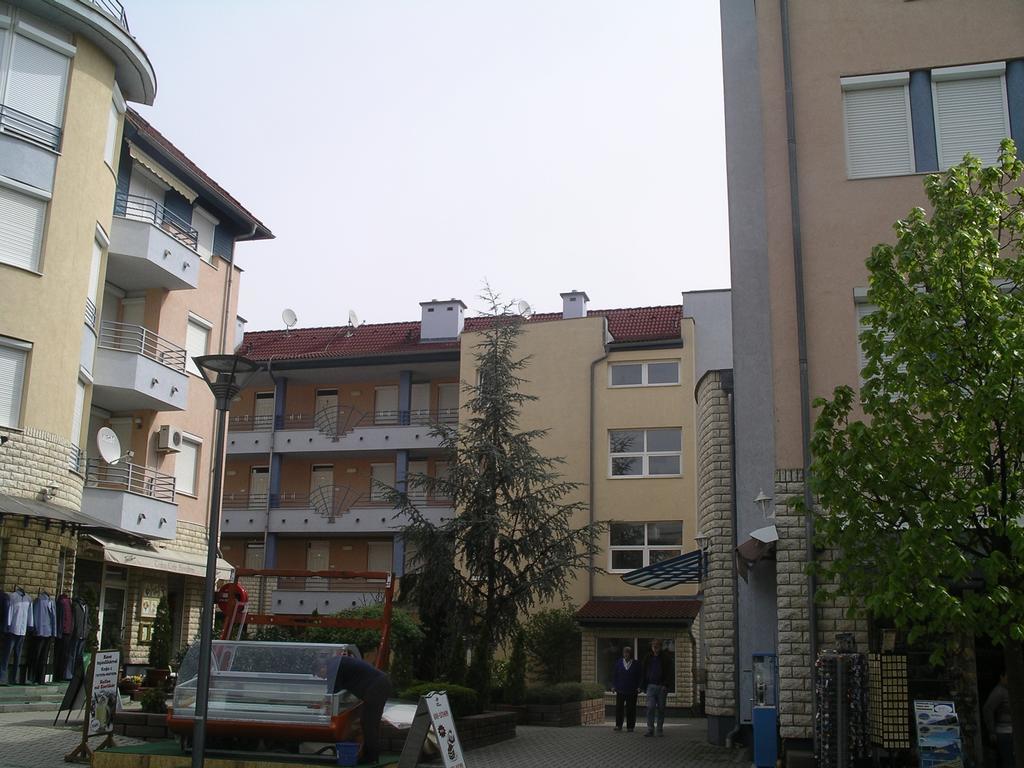Centrum 2 Apartmanok Heviz Exterior photo